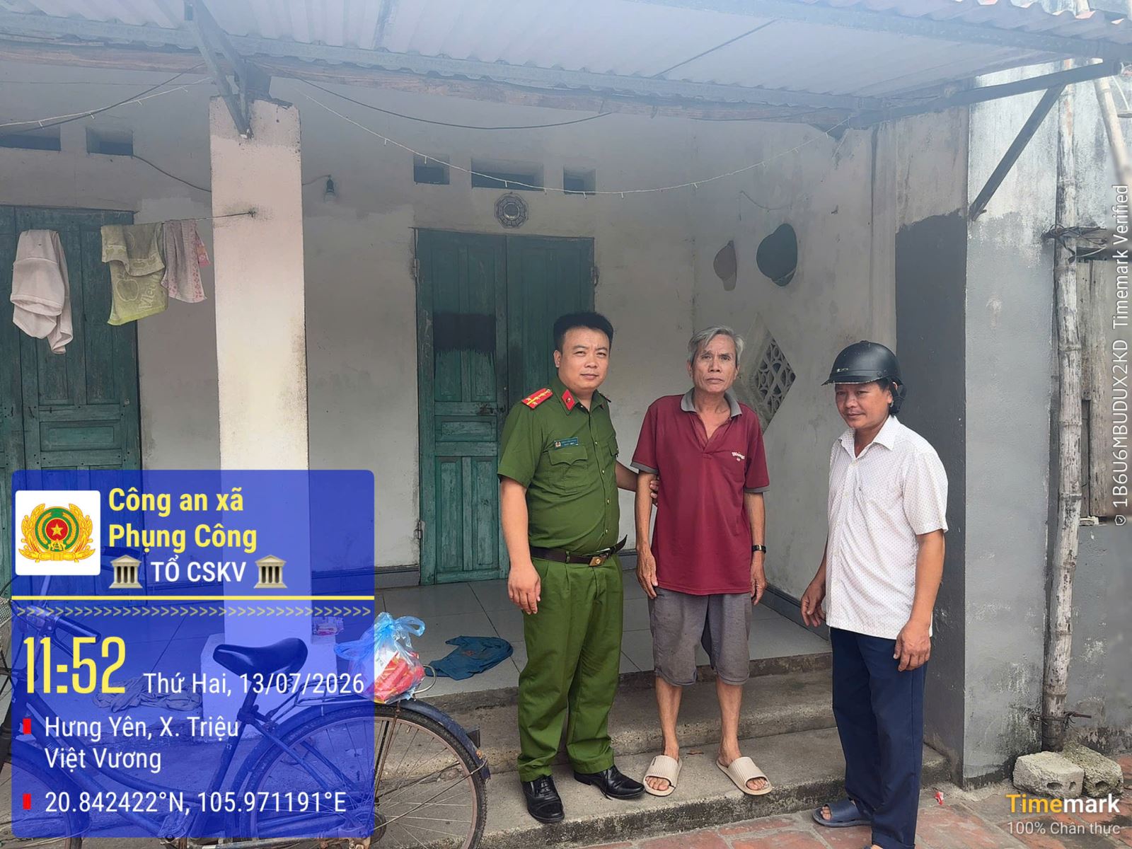 Công an xã Phụng Công kịp thời giúp người cao tuổi đi lạc trở về nhà an toàn