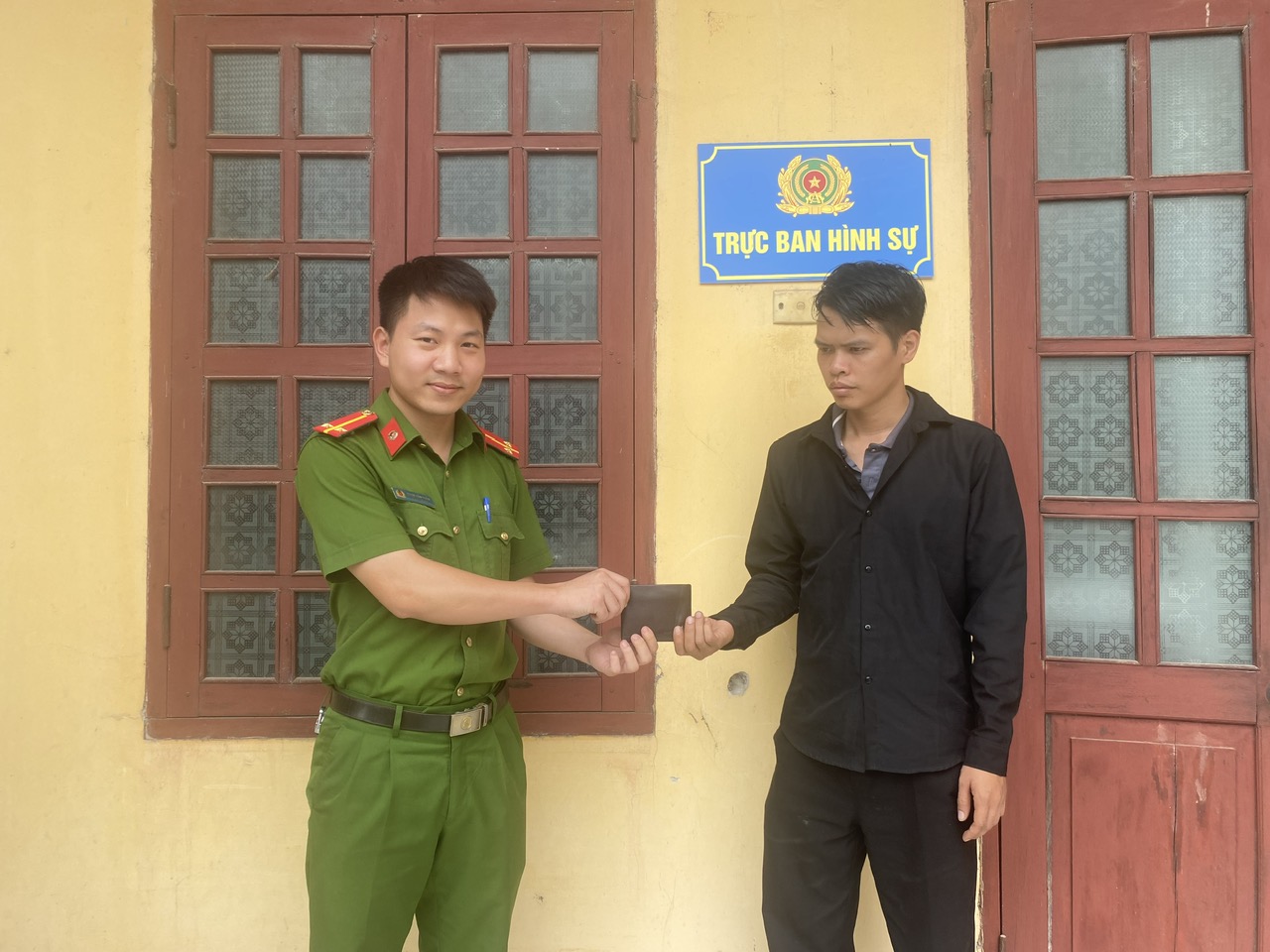 Công an xã Mễ Sở hỗ trợ tìm kiếm, trao trả tài sản đánh rơi cho người dân