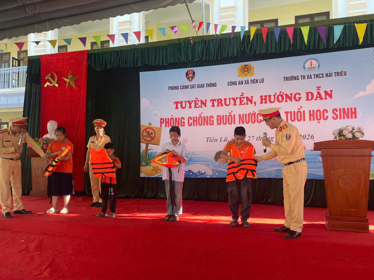 CÔNG AN XÃ TIÊN LỮ PHỐI HỢP PHÒNG CẢNH SÁT GIAO THÔNG TUYÊN TRUYỀN, HƯỚNG DẪN PHÒNG, CHỐNG ĐUỐI NƯỚC TẠI TRƯỜNG TIỂU HỌC VÀ THCS HẢI TRIỀU
