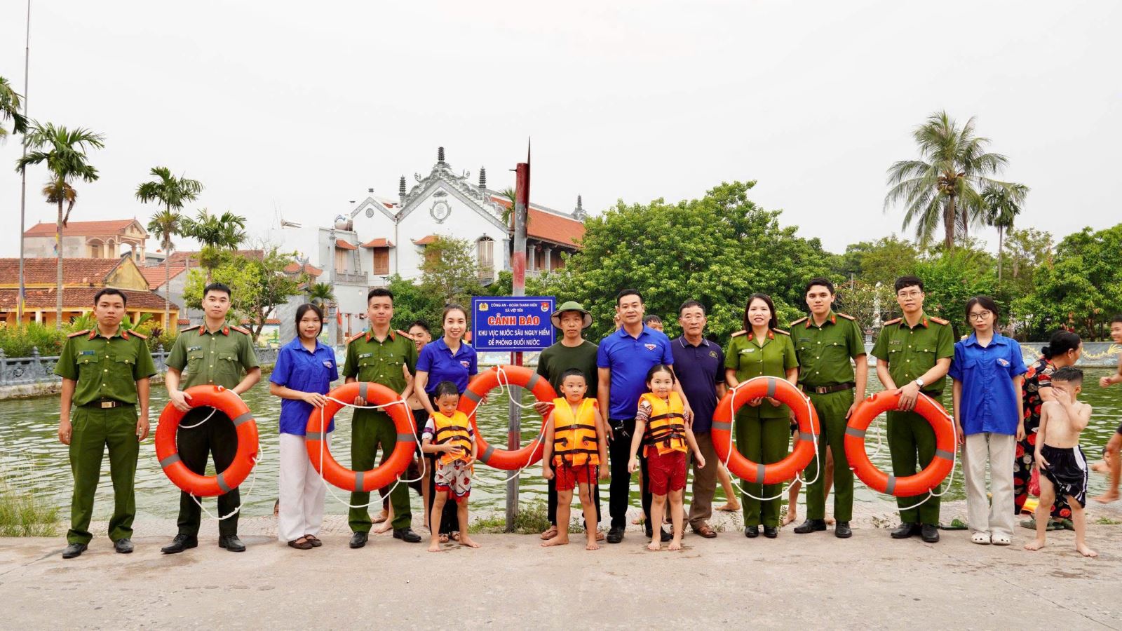 Chi đoàn Thanh niên và Chi hội Phụ nữ Công an xã Việt Tiến tổ chức cắm biển cảnh báo nguy hiểm đuối nước