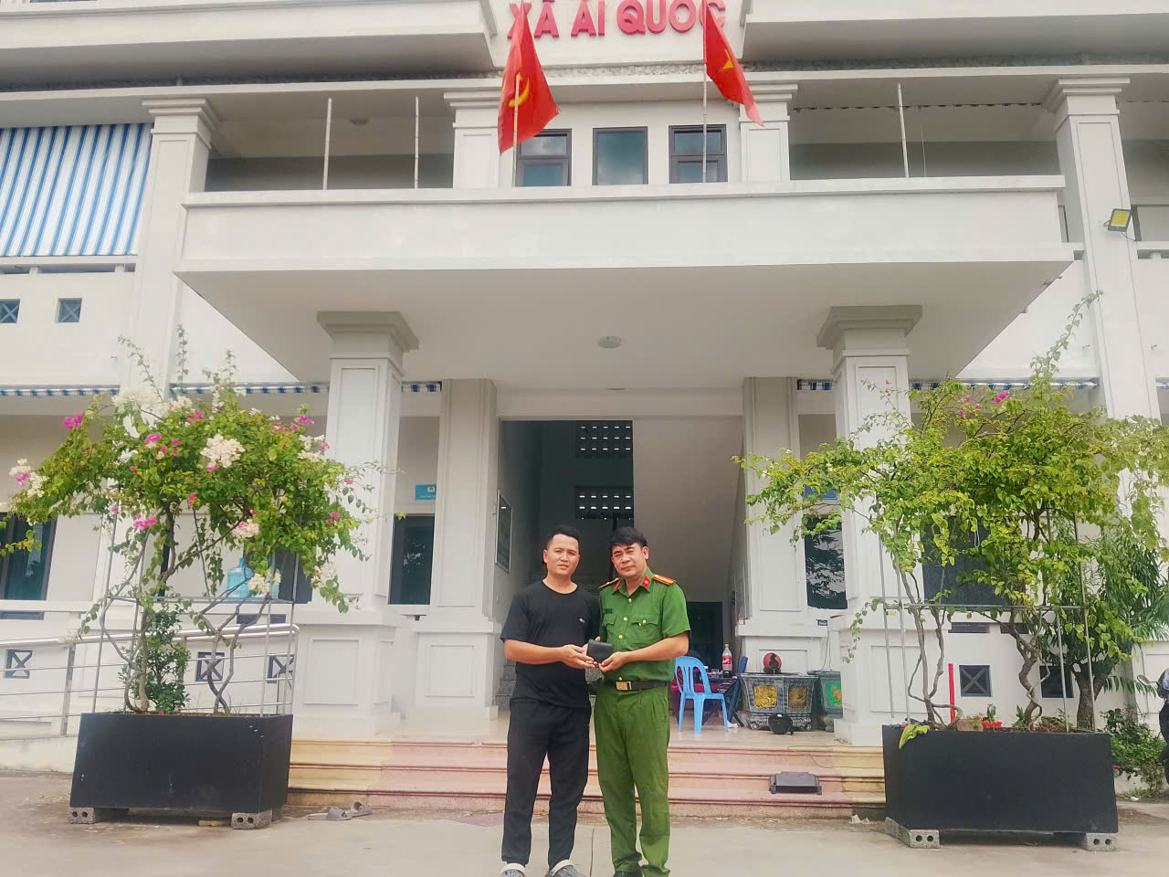 Công an xã Ái Quốc kịp thời xác minh, trao trả tài sản thất lạc cho công dân