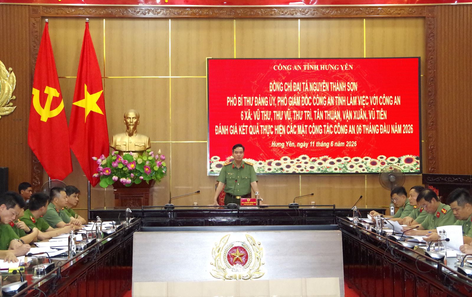 Đồng chí Đại tá Nguyễn Thành Sơn, Phó Bí thư Đảng ủy, Phó Giám đốc Công an tỉnh làm việc với Công an các xã