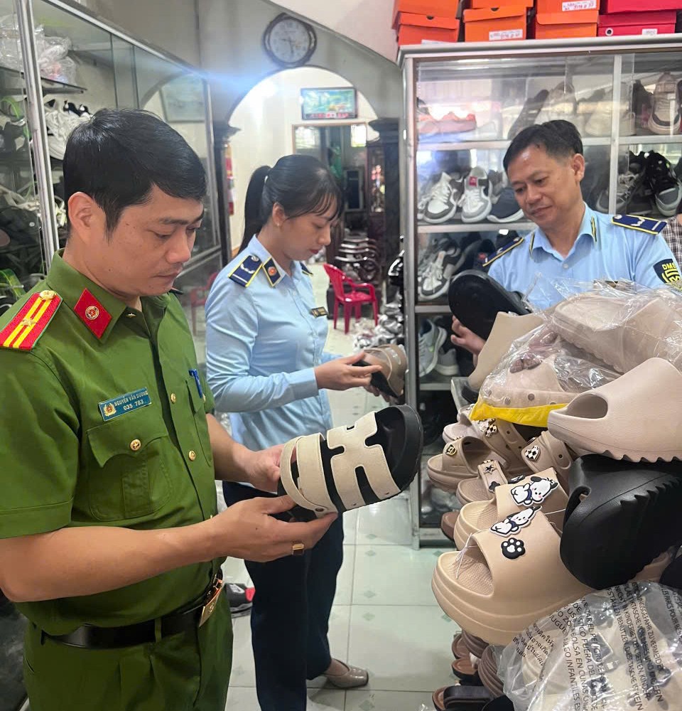 Công an xã Vạn Xuân phát hiện, xử lý cơ sở kinh doanh bày bán hàng hóa có dấu hiệu giả mạo nhãn hiệu