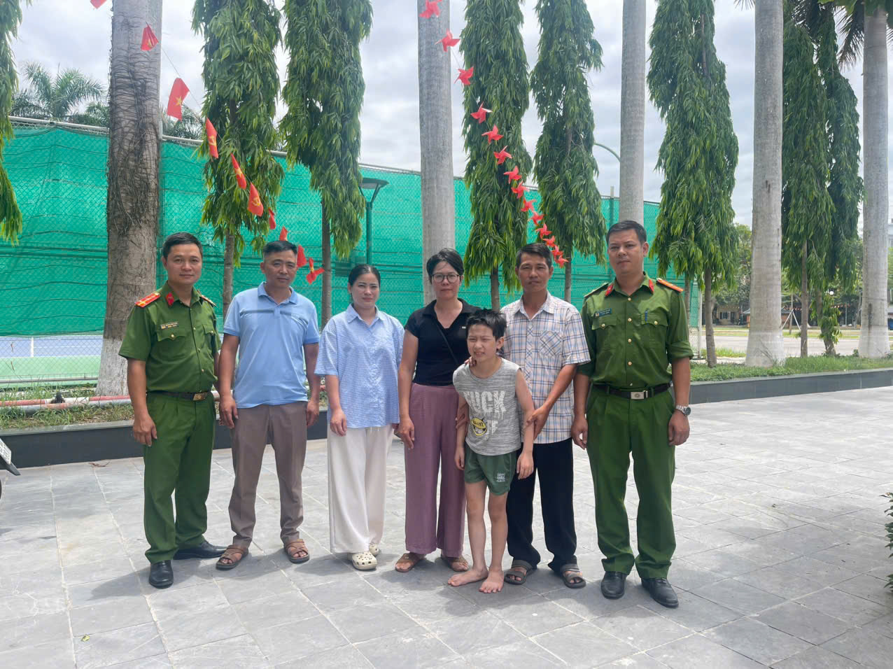 GƯƠNG NGƯỜI TỐT, VIỆC TỐT: NGƯỜI DÂN PHỐI HỢP CÙNG CÔNG AN PHƯỜNG PHỐ HIẾN TÌM KIẾM, CỨU GIÚP CHÁU BÉ ĐI LẠC BỊ ĐUỐI NƯỚC, TRAO TRẢ AN TOÀN CHO GIA ĐÌNH