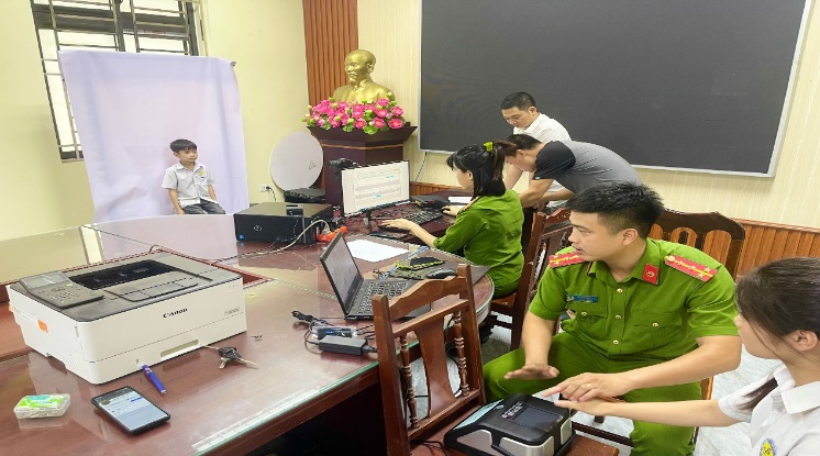 Công an xã Việt Tiến: Tích cực triển khai cao điểm cấp căn cước và tài khoản định danh điện tử cho học sinh từ 6 tuổi đến dưới 14 tuổi trên địa bàn xã