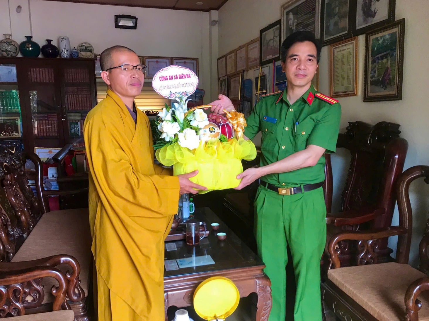 Công an xã Diên Hà tổ chức thăm, chúc mừng các cơ sở Phật giáo trên địa bàn nhân dịp Lễ Phật đản năm 2026