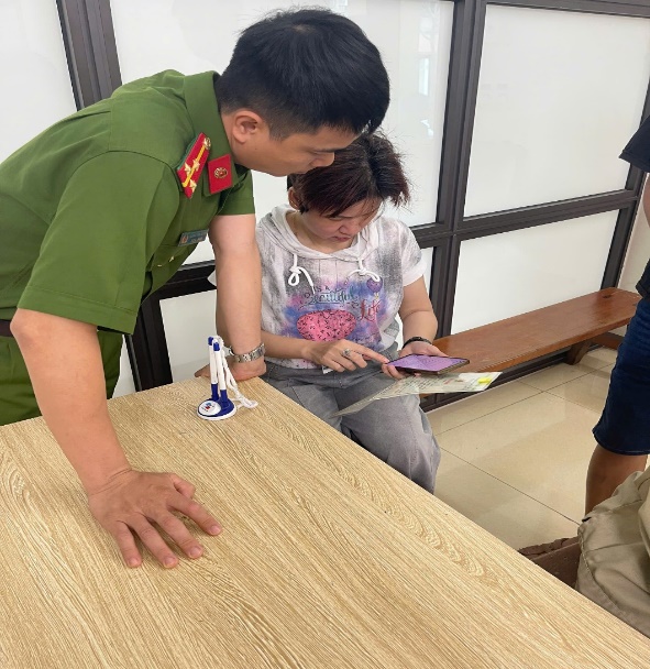 CÔNG AN XÃ HOÀNG HOA THÁM TÍCH CỰC TUYÊN TRUYỀN, HƯỚNG DẪN NGƯỜI DÂN THỰC HIỆN THỦ TỤC HÀNH CHÍNH VÀ KHẢO SÁT MỨC ĐỘ HÀI LÒNG
