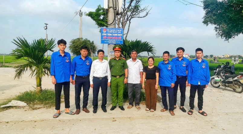 CÔNG AN XÃ THẦN KHÊ HƯỞNG ỨNG PHONG TRÀO THI ĐUA “BA NHẤT”, PHỐI HỢP ĐOÀN THANH NIÊN XÃ RA MẮT MÔ HÌNH “THẮP SÁNG ĐƯỜNG QUÊ”