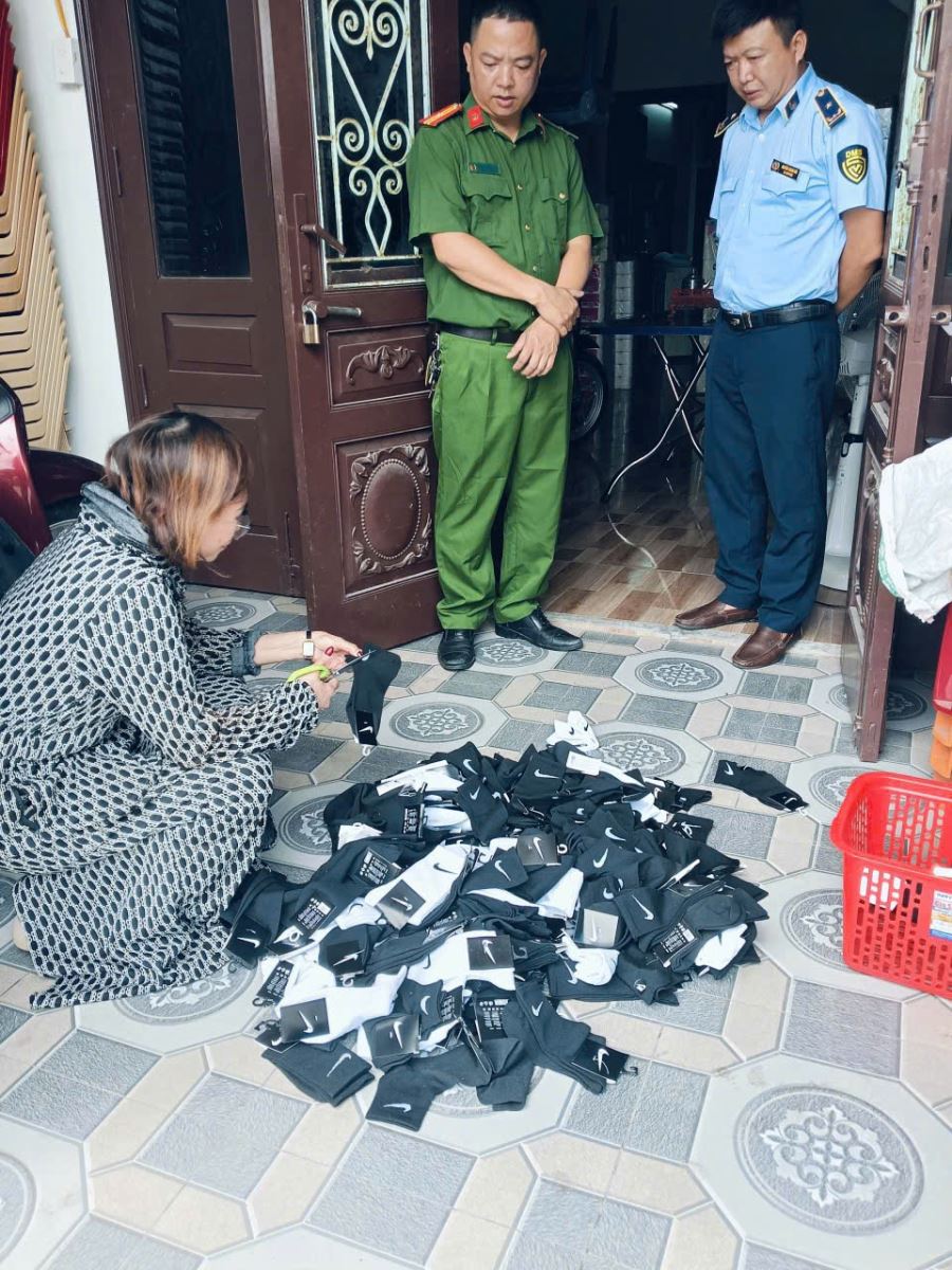 Công an xã Tây Thái Ninh phối hợp với lực lượng Quản lý thị trường tăng cường kiểm tra, xử lý các hành vi xâm phạm quyền sở hữu trí tuệ