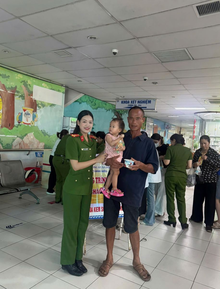 ĐOÀN THANH NIÊN, HỘI PHỤ NỮ CÔNG AN XÃ HỒNG VŨ ẤM ÁP NGHĨA TÌNH CÙNG BỆNH NHÂN TẠI BỆNH VIỆN NHI THÁI BÌNH