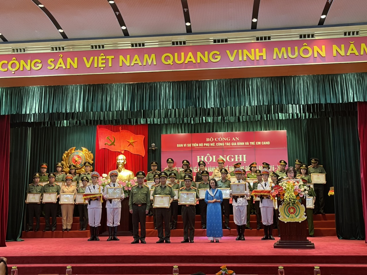 Công an tỉnh Hưng Yên được Bộ trưởng Bộ Công an tặng Bằng khen về thành tích thực hiện công tác bình đẳng giới giai đoạn 2016-2020