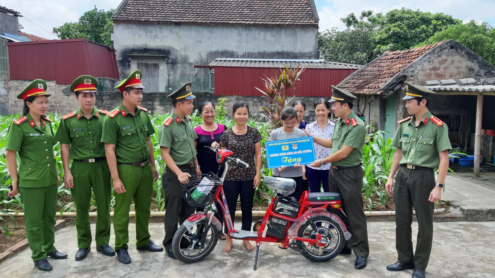 Đoàn thanh niên Công an tỉnh Hưng Yên: Đẩy mạnh triển khai Đề án “CÙNG EM ĐẾN TRƯỜNG”