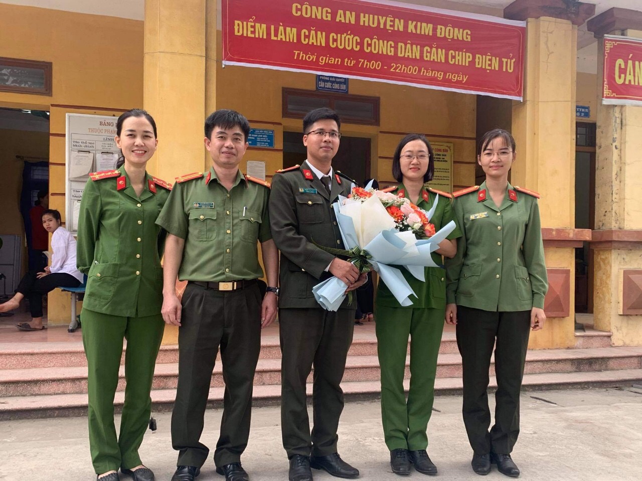 ĐOÀN THANH NIÊN - HỘI PHỤ NỮ PHÒNG THAM MƯU: Thăm, tặng quà động viên cán bộ, chiến sĩ Công an huyện Kim Động tham gia “chiến dịch” cấp Căn cước công dân gắn chíp