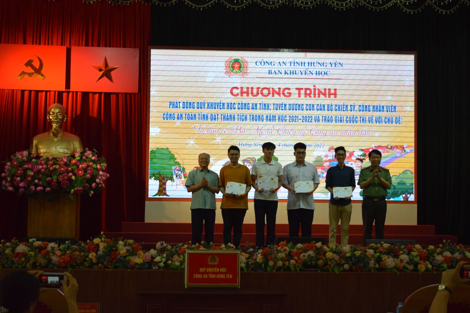 Tuyên dương con cán bộ chiến sỹ, công nhân viên Công an toàn tỉnh đạt thành tích cao trong năm học 2021-2022 và trao giải cuộc thi vẽ với chủ đề “Tự hào về Bố, Mẹ là Chiến sỹ Công an nhân dân”