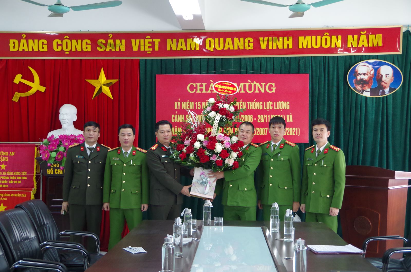 Đồng chí Giám đốc Công an tỉnh chúc mừng phòng Cảnh sát phòng chống  tội phạm về môi trường nhân kỷ niệm 14 năm Ngày thành lập đơn vị