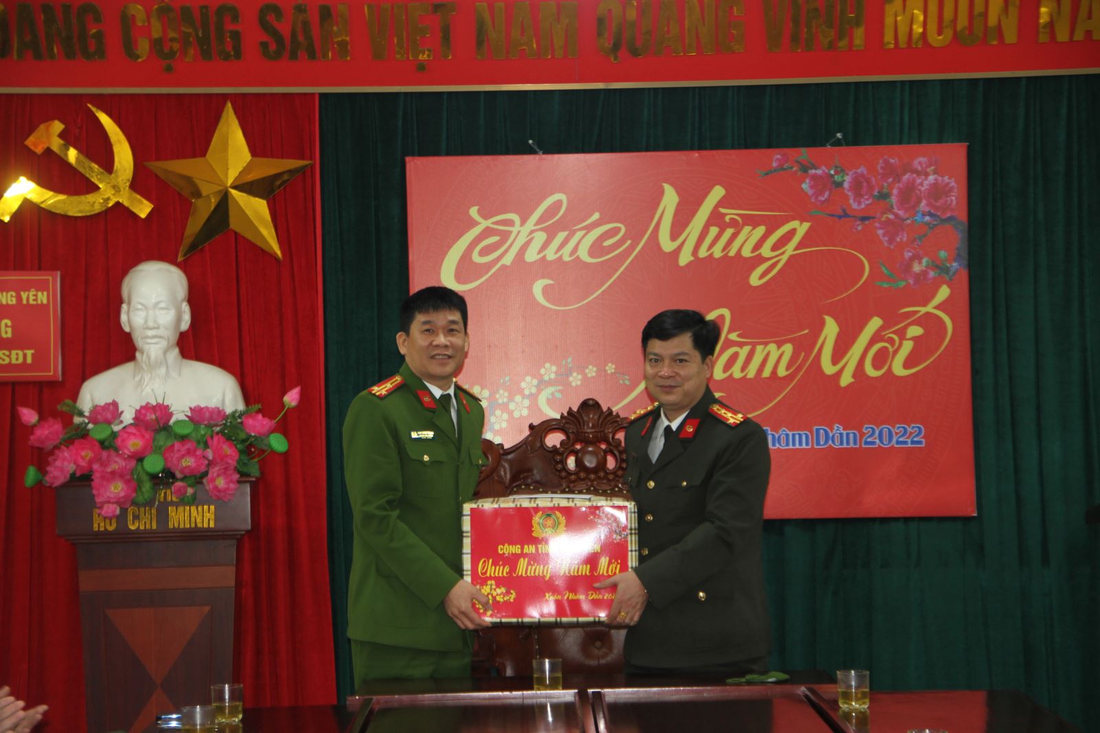 Lãnh đạo Công an tỉnh Hưng Yên kiểm tra công tác đảm bảo an ninh trật tự và  chúc Tết, tặng quà cán bộ chiến sỹ Công an các đơn vị, địa phương trong tỉnh