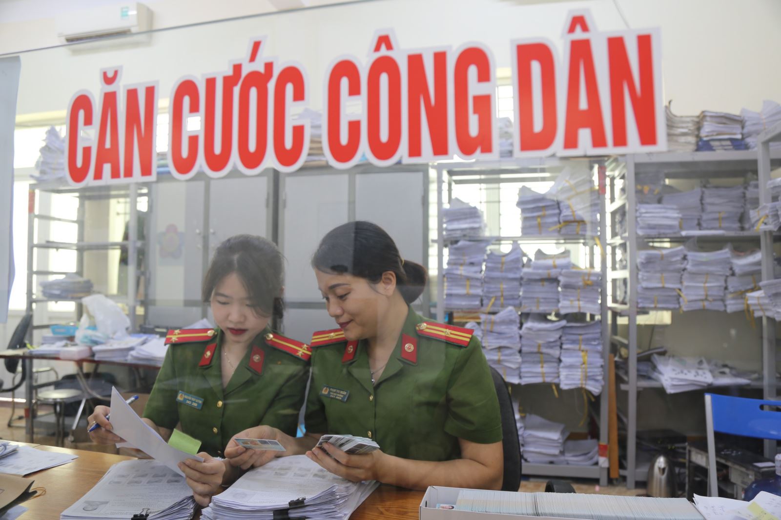 CÔNG AN HUYỆN TIÊN LỮ QUYẾT TÂM THỰC HIỆN THÀNH CÔNG  MỤC TIÊU CẤP CCCD TRONG BỐI CẢNH DỊCH BỆNH COVID-19  DIỄN BIẾN PHỨC TẠP HIỆN NAY