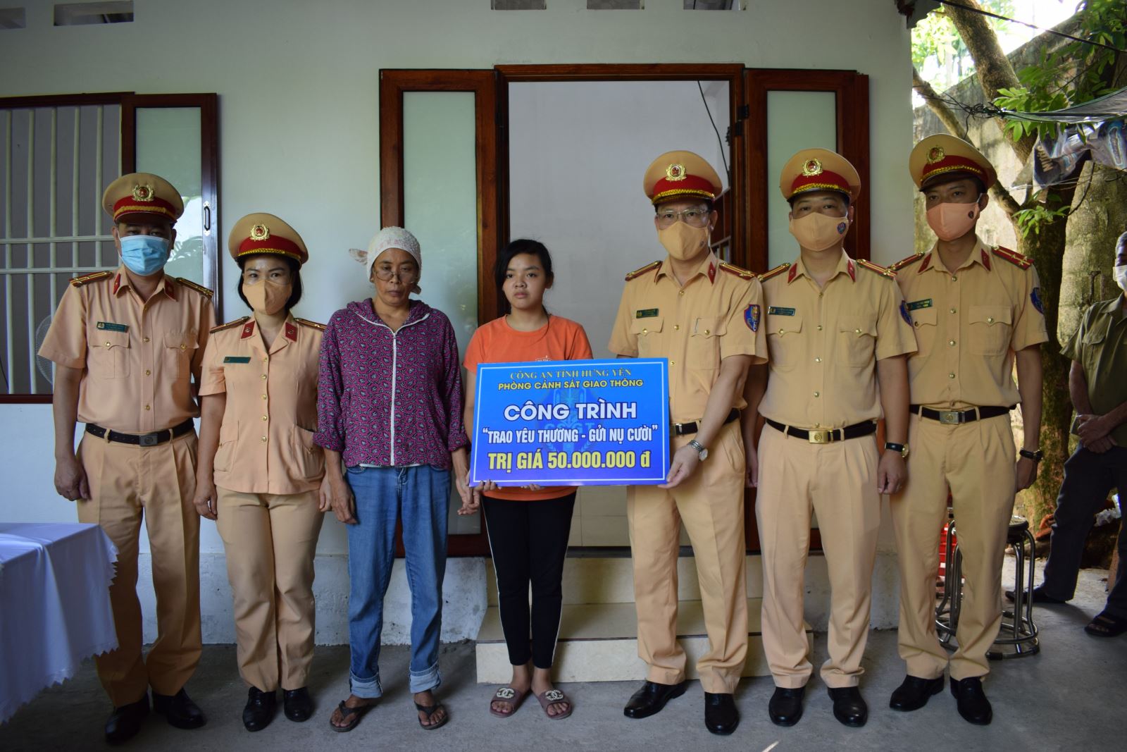 Phòng Cảnh sát giao thông Công an tỉnh  với công trình “Trao yêu thương gửi nụ cười”