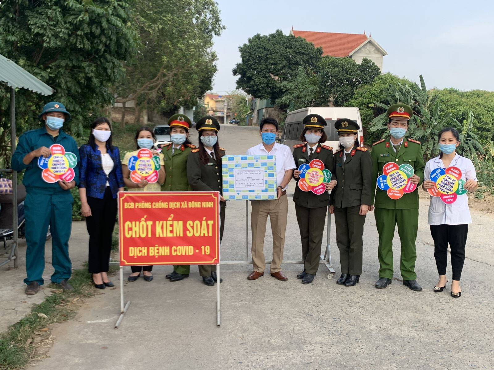 Hội phụ nữ Công an tỉnh phối hợp với Phòng An ninh kinh tế tích cực chung tay phòng chống Covid-19