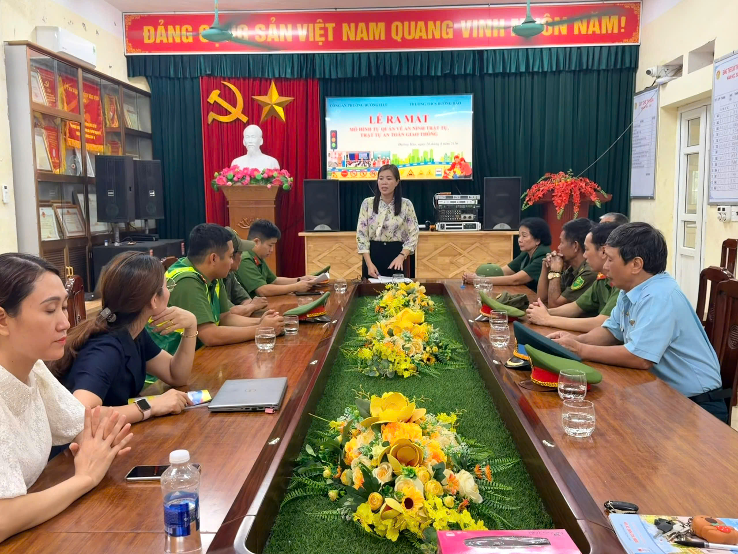 Công an phường Đường Hào phối hợp thành lập tổ tự quản về an ninh trật tự và trật tự an toàn giao thông tại Trường trung học cơ sở Đường Hào