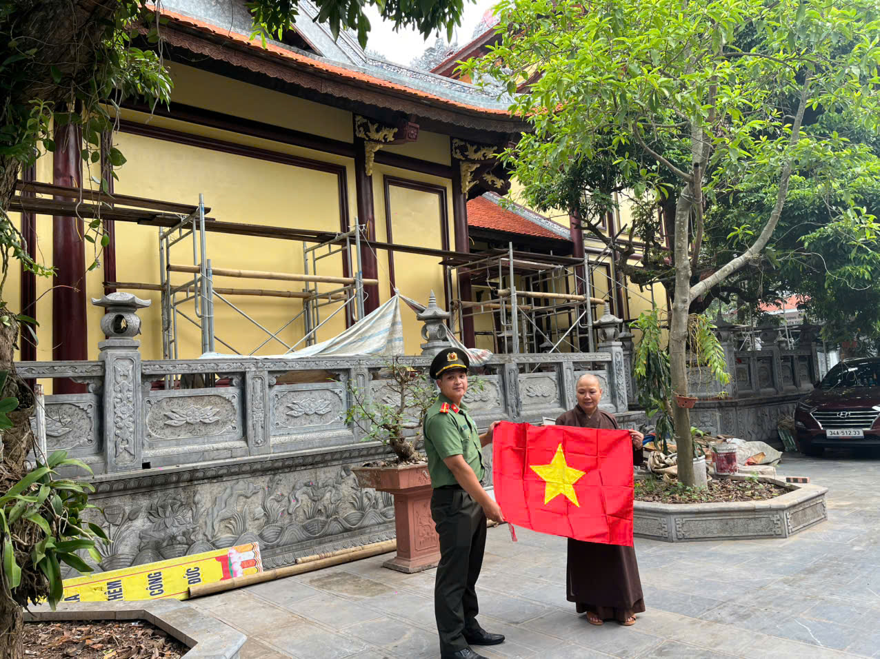 Công an phường Đường Hào vận động các cơ sở tôn giáo treo cờ Tổ quốc chào mừng quốc khánh 2/9