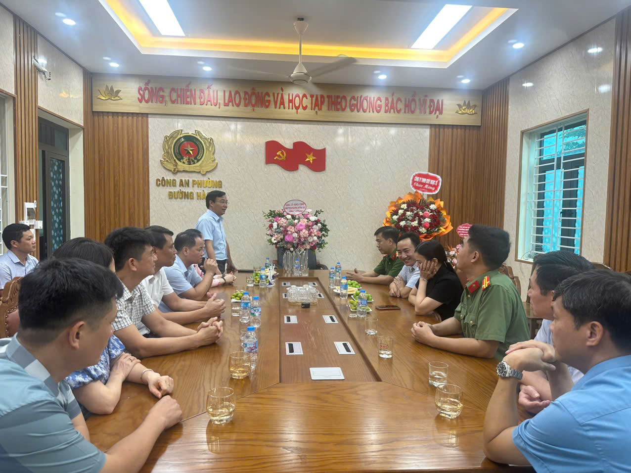 Lãnh đạo phường Đường Hào thăm, chúc mừng Công an phường nhân dịp kỷ niệm Ngày truyền thống Công an nhân dân