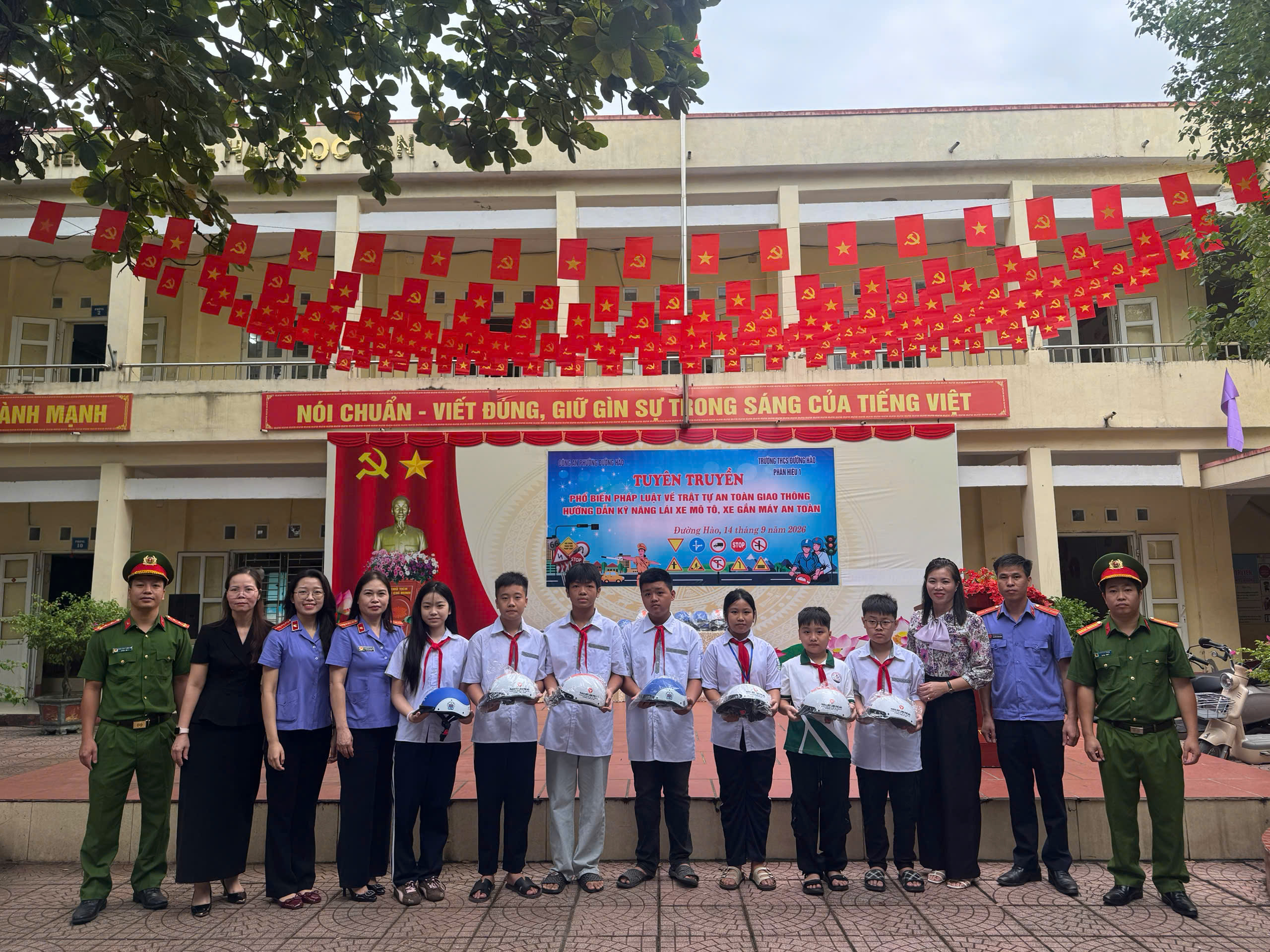 Công an phường Đường Hào phối hợp tuyên truyền pháp luật về trật tự, an toàn giao thông tại Trường THCS Đường Hào