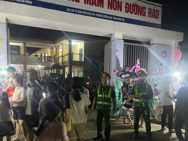 Công an phường Đường Hào bảo đảm an ninh, trật tự đêm hội trăng rằm cho các cháu thiếu nhi
