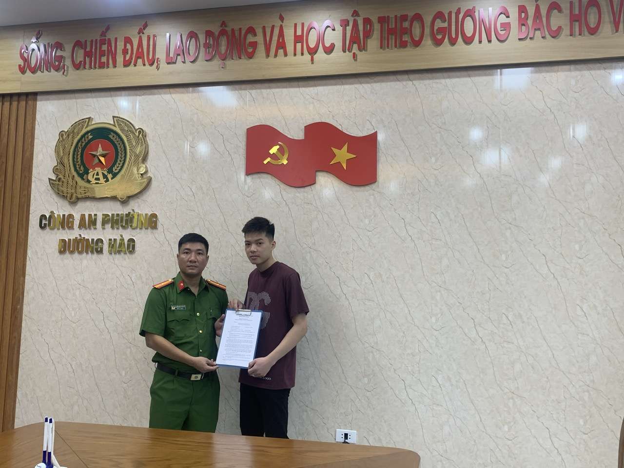 Công an phường Đường Hào tiếp nhận 07 công dân tình nguyện viết đơn tham gia nghĩa vụ công an nhân dân năm 2027