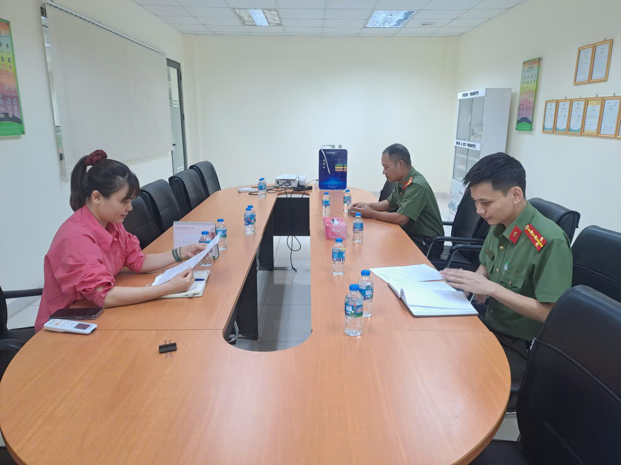 Công an phường Đường Hào tăng cường kiểm tra, hướng dẫn doanh nghiệp có người nước ngoài cư trú, lao động