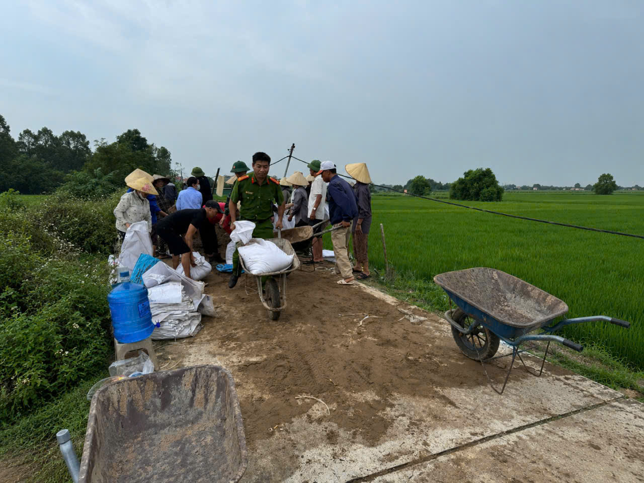 Công an phường Đường Hào cùng nhân dân gia cố đê, chủ động ứng phó ảnh hưởng của bão số 4 Narra