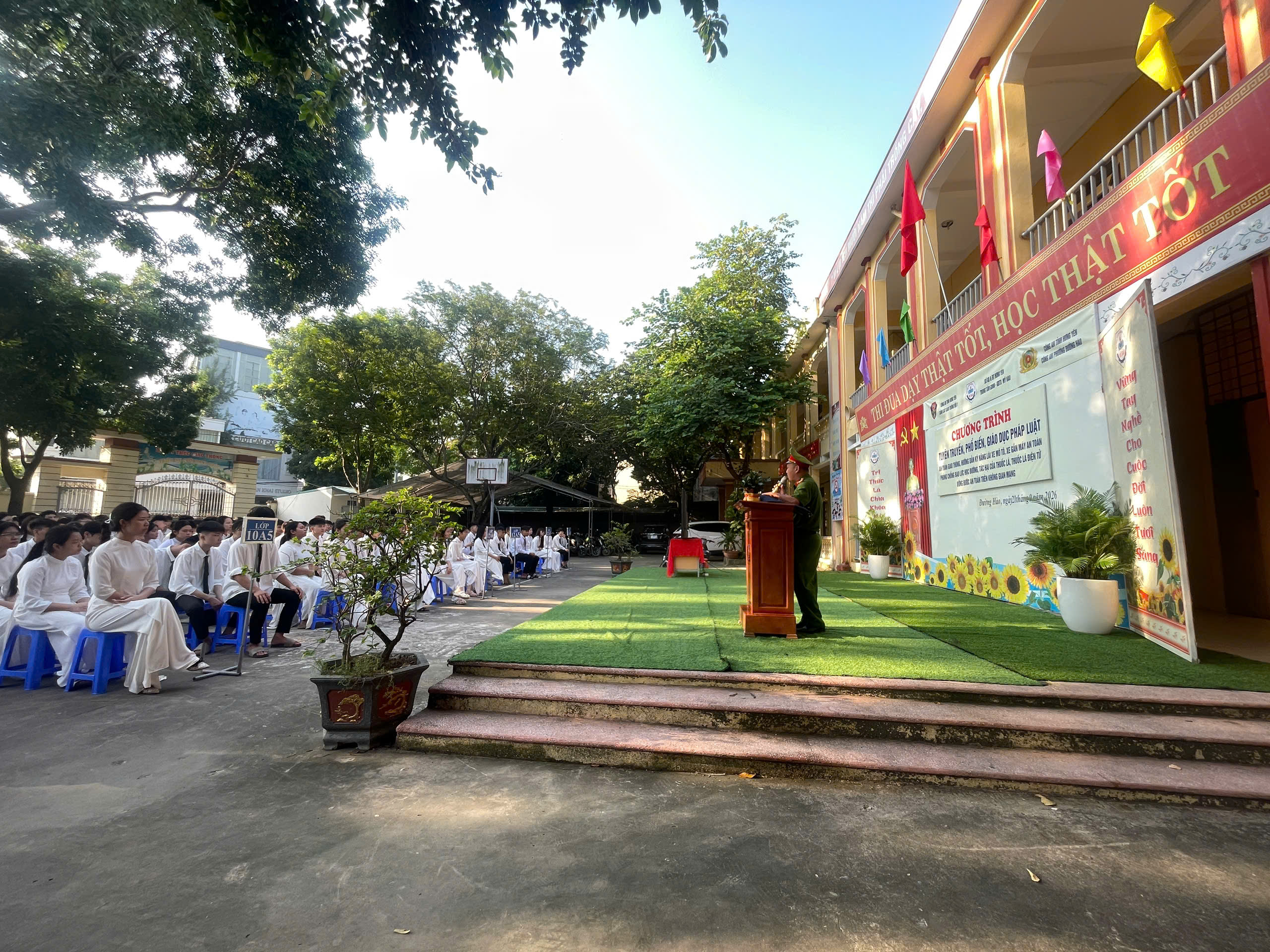 Công an phường Đường Hào tăng cường tuyên truyền pháp luật về bạo lực học đường và thuốc lá điện tử cho học sinh