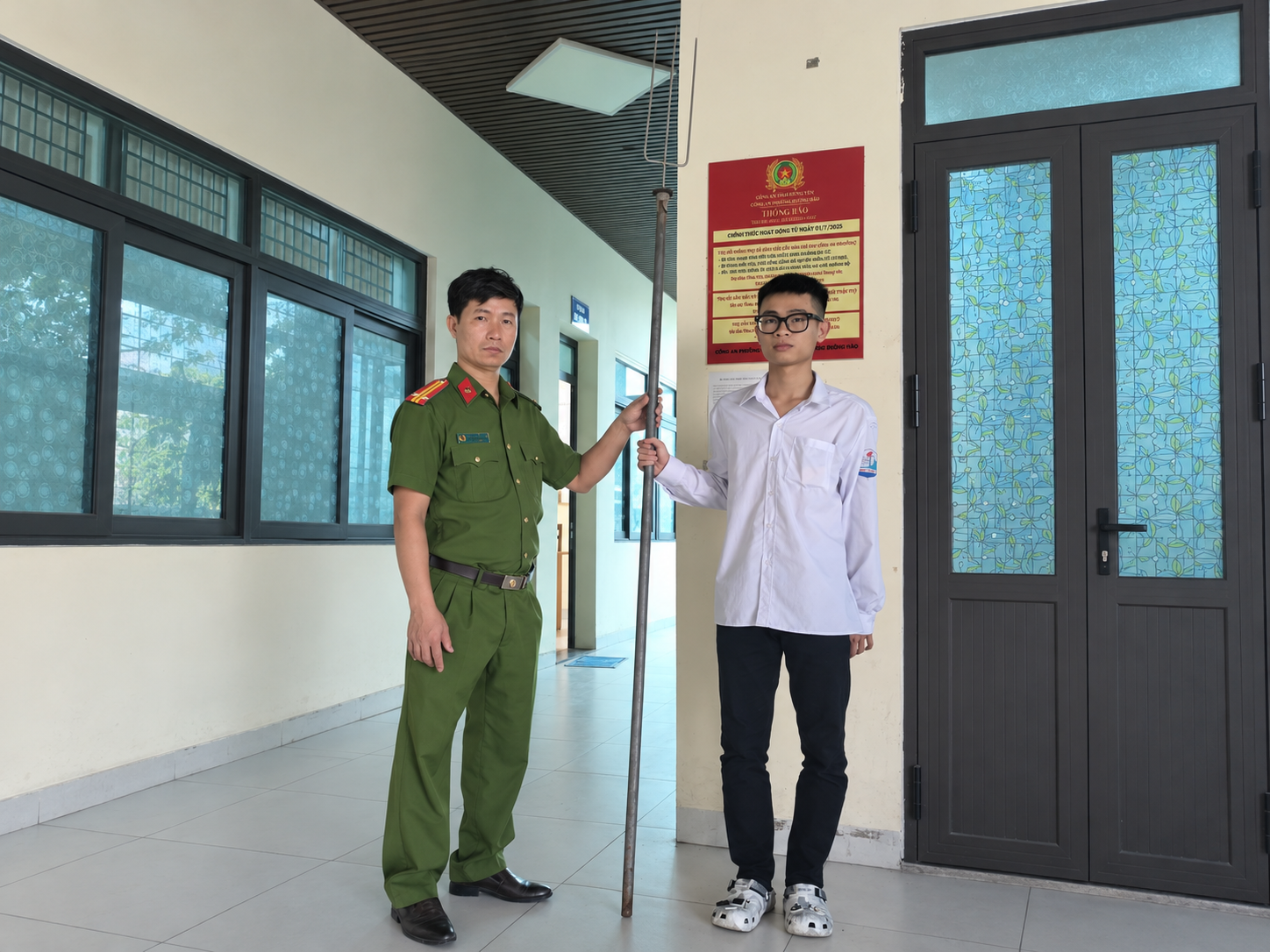 Công an phường Đường Hào tăng cường tuyên truyền, vận động thanh thiếu niên tự giác giao nộp vũ khí, vật liệu nổ, công cụ hỗ trợ