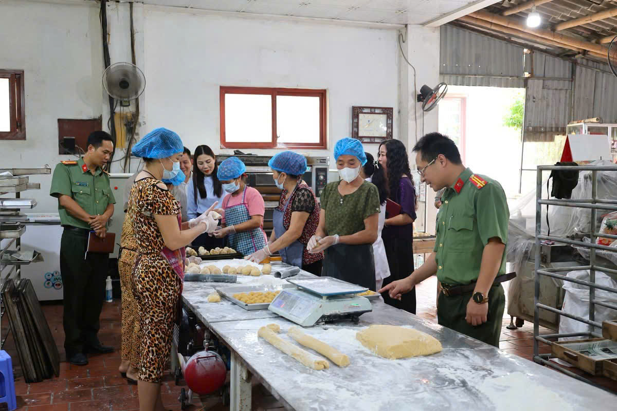 Công an phường Hồng Châu tham gia Đoàn liên ngành kiểm tra công tác bảo đảm an toàn thực phẩm dịp Tết Trung thu năm 2026