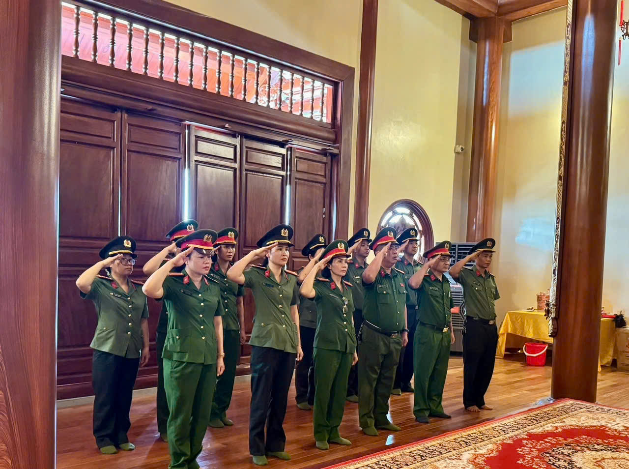 Công an phường Hồng Châu tổ chức hoạt động giáo dục truyền thống nhân dịp kỷ niệm 96 năm ngày thành lập Hội LHPN Việt Nam và ngày phụ nữ Việt Nam 20/10