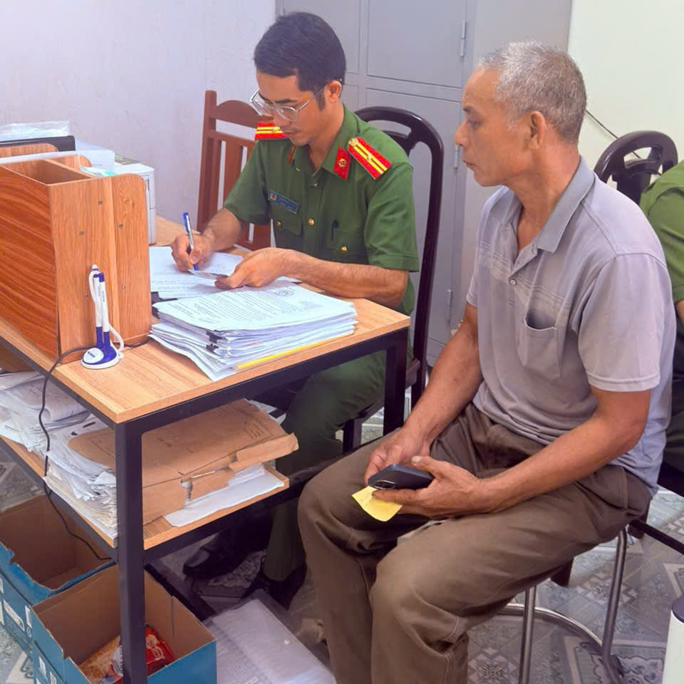 Công an phường Hồng Châu đẩy nhanh tiến độ rà soát thông tin thân nhân của 134 liệt sĩ – quyết tâm hoàn thành sớm nhất