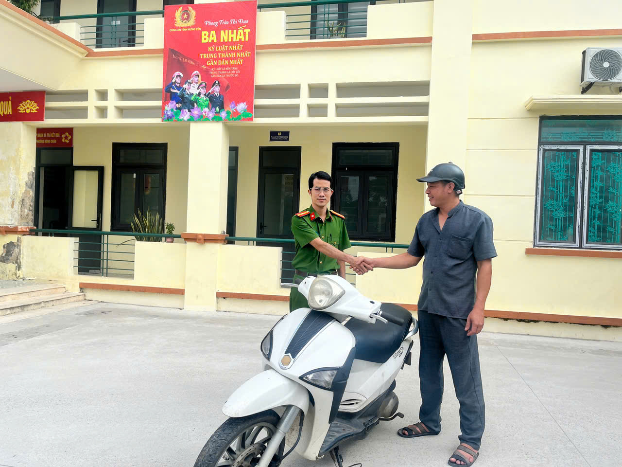 Nhờ nhóm Zalo Cộng đồng, Công an phường Hồng Châu kịp thời trao trả xe cho người dân