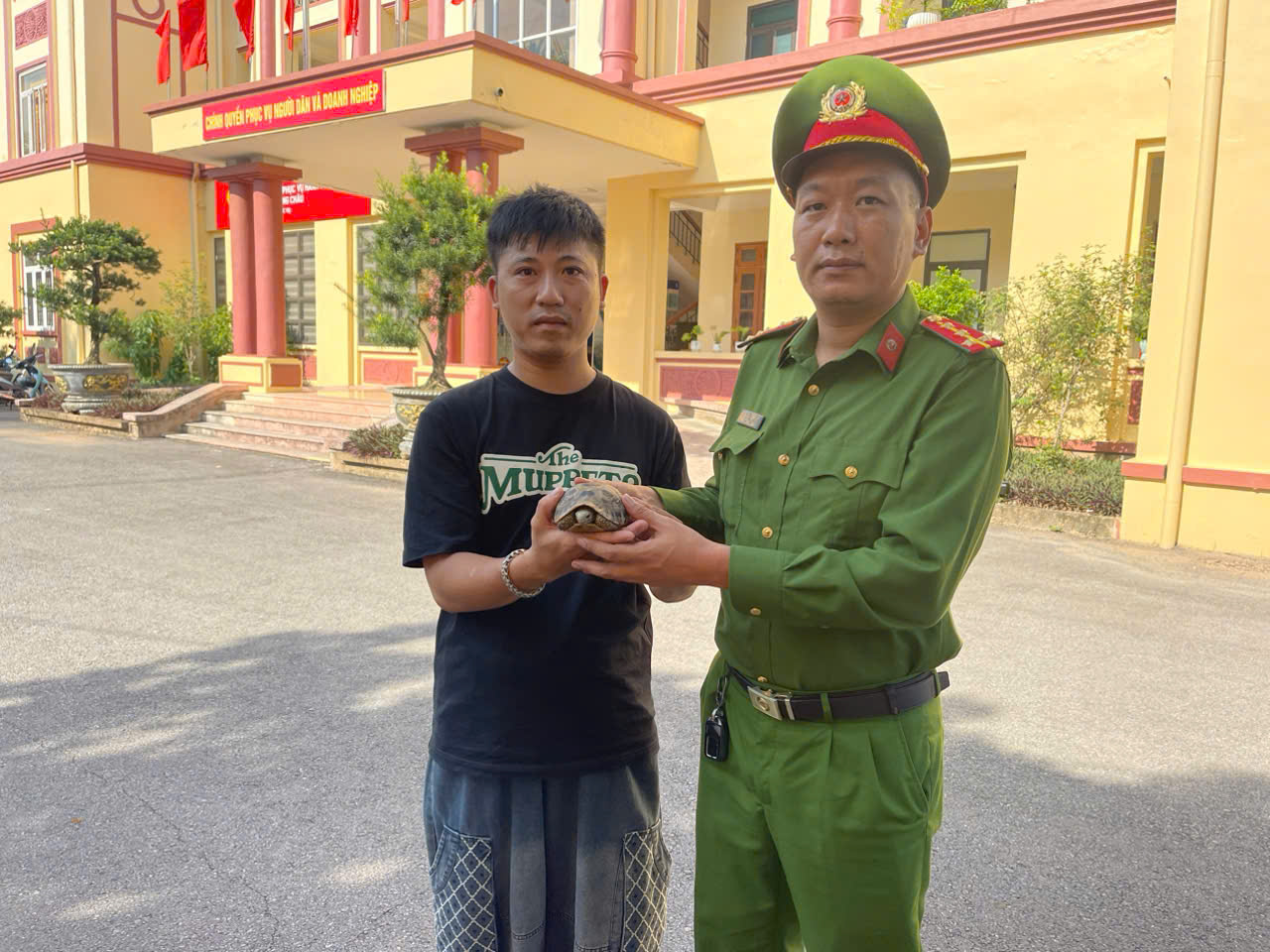 Công an phường Hồng Châu tuyên truyền, vận động người dân tự nguyện giao nộp cá thể Rùa núi vàng