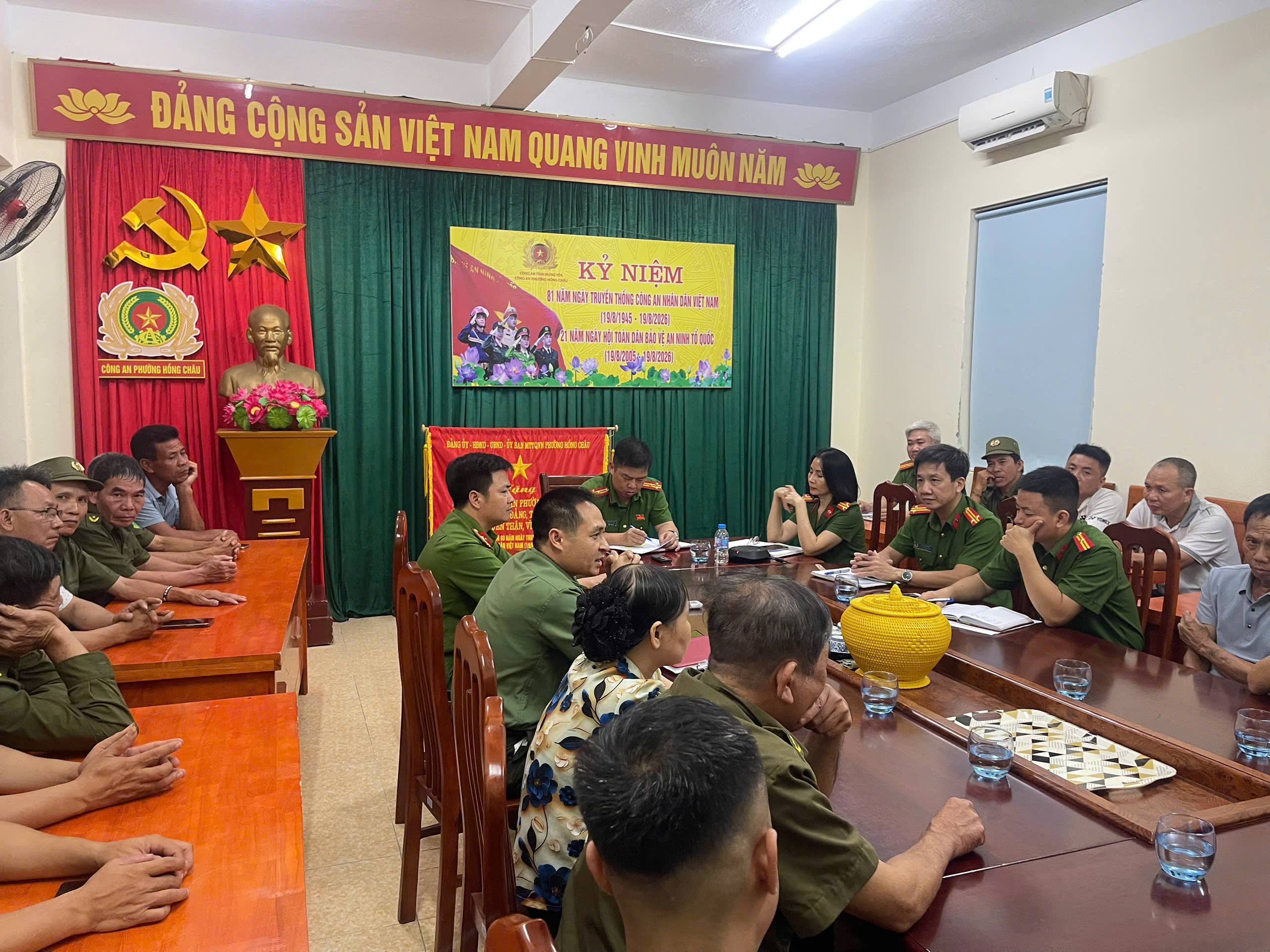 Công an phường Hồng Châu tổ chức Hội nghị đánh giá kết quả công tác 09 tháng đầu năm 2026 của lực lượng tham gia bảo vệ an ninh trật tự ở cơ sở và triển khai phương hướng, nhiệm vụ thời gian tới