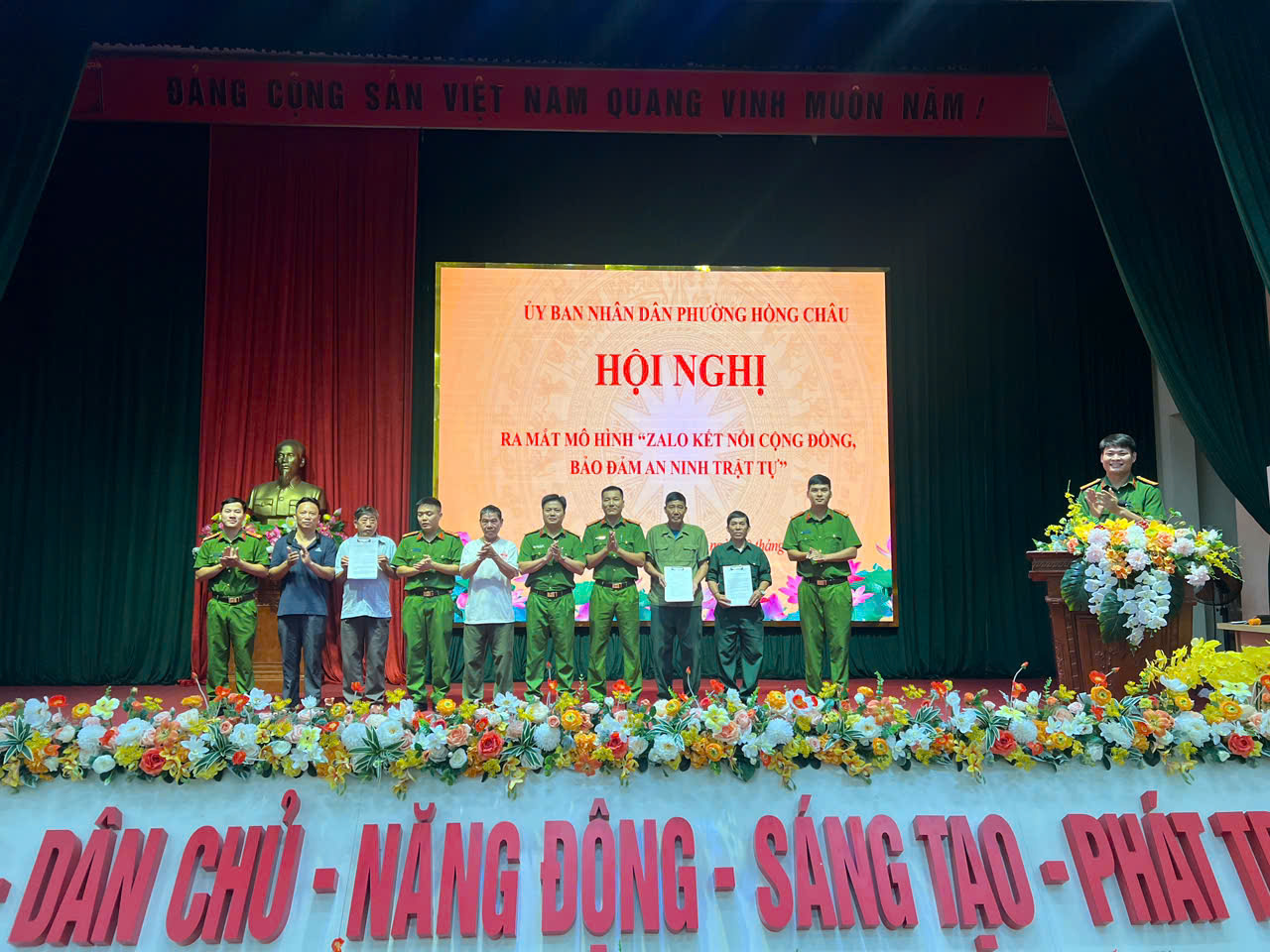 Công an phường Hồng Châu tham mưu tổ chức Hội nghị ra mắt mô hình “Zalo kết nối cộng đồng, bảo đảm an ninh trật tự” và mô hình “Tổ dân phố không phát sinh tội phạm nghiêm trọng”