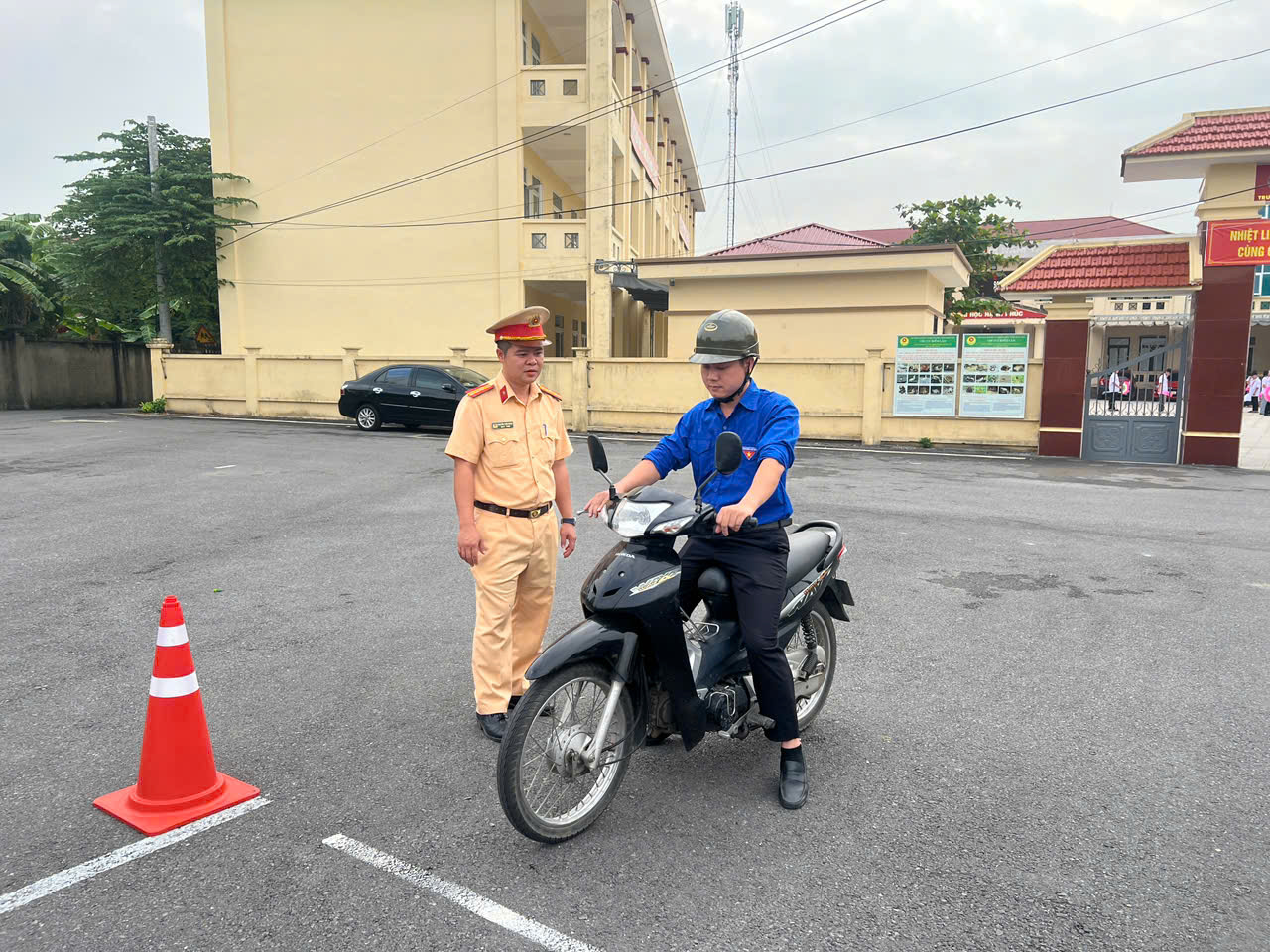 Công an phường Hồng Châu tuyên truyền an toàn giao thông, tập huấn kỹ năng lái xe mô tô, xe gắn máy an toàn cho đoàn viên, thanh niên