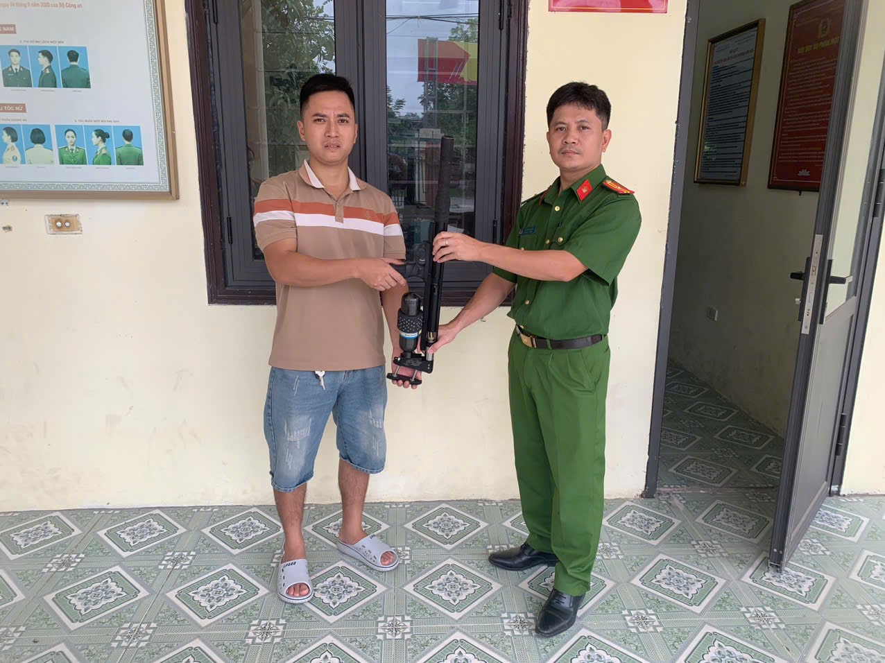 Hiệu quả tuyên truyền trên nhóm zalo cộng đồng, người dân chủ động giao nộp vũ khí, công cụ hỗ trợ