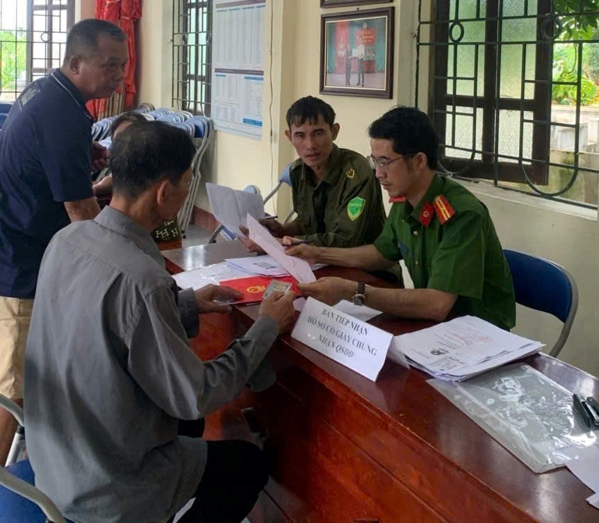 Công an phường Hồng Châu mang dịch vụ công đến từng tổ dân phố