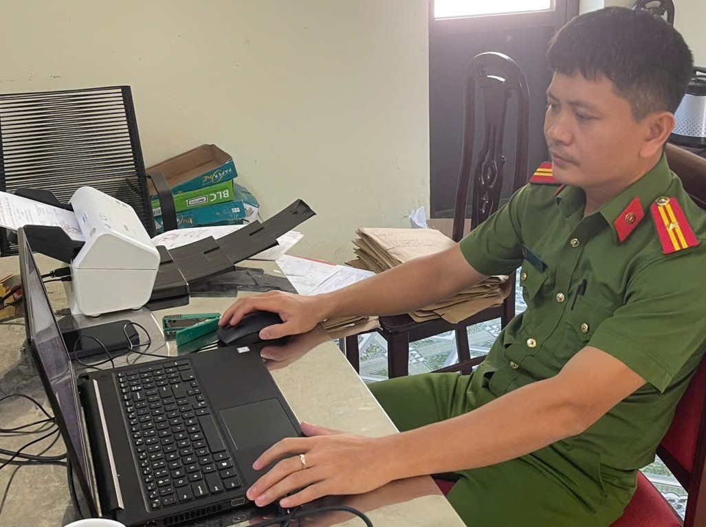 Công an phường Hồng Châu đẩy mạnh công tác số hoá hồ sơ, tài liệu cư trú