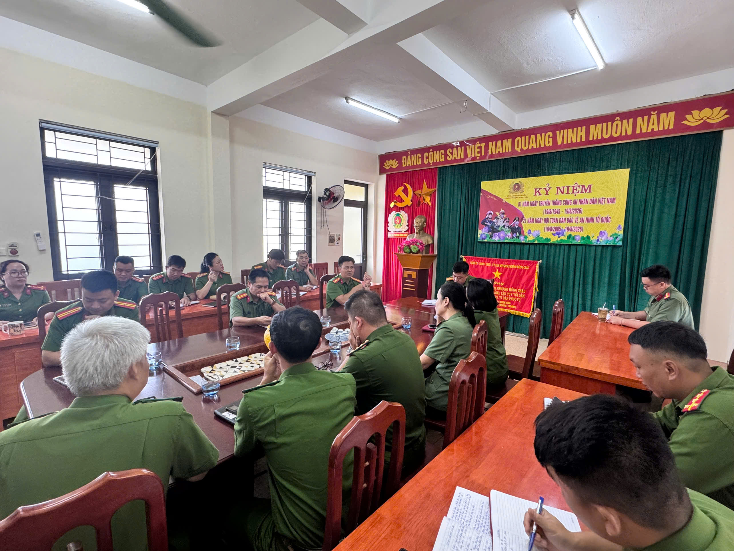 Công an phường Hồng Châu tổ chức tọa đàm kỷ niệm 81 năm Ngày truyền thống Công an nhân dân và 21 năm Ngày hội toàn dân bảo vệ an ninh Tổ quốc