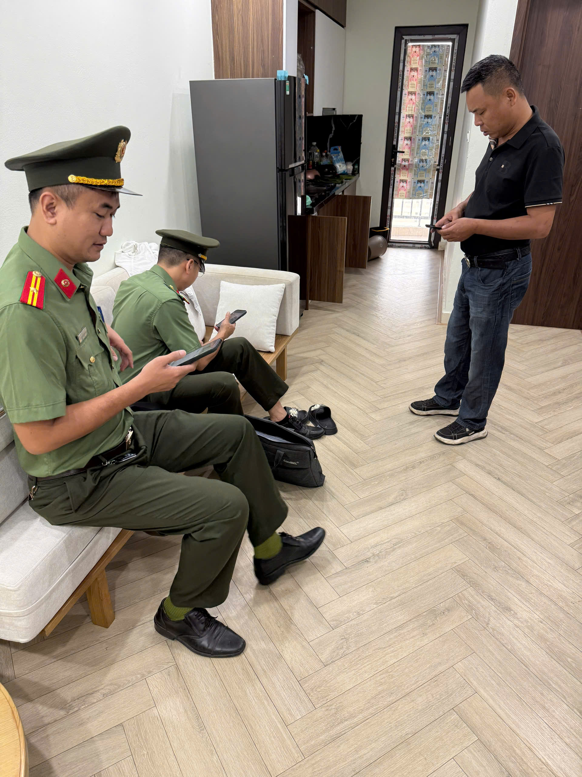 Công an phường Mỹ Hào tăng cường kiểm tra cư trú, quản lý người nước ngoài tại Khu đô thị Lạc Hồng Phúc