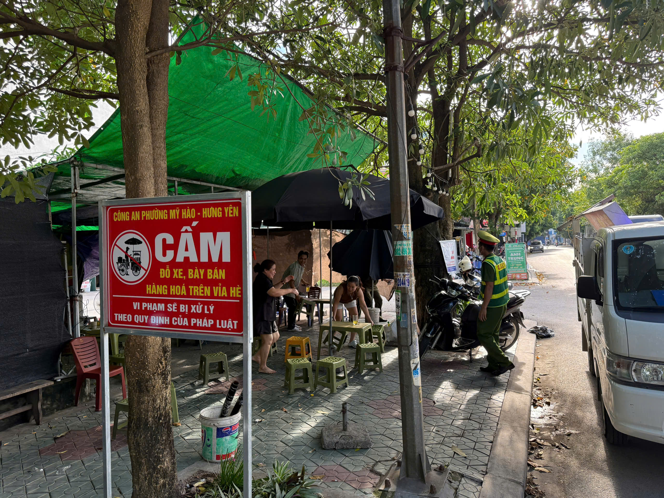Công an Phường Mỹ Hào tăng cường kiểm tra, xử lý tình trạng lấn chiếm lòng đường, vỉa hè làm nơi kinh doan buôn bán