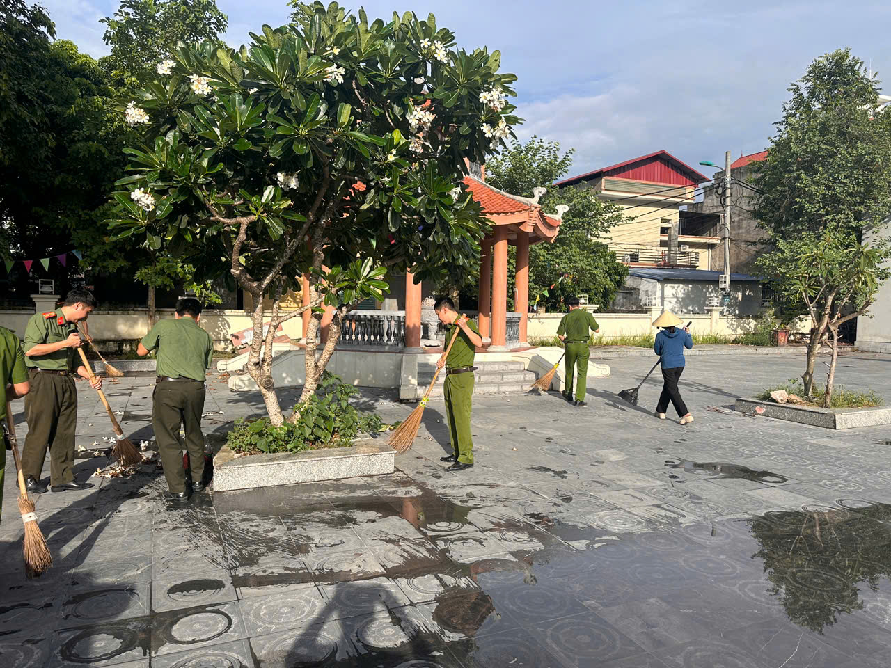 Công an phường Mỹ Hào hưởng ứng phong trào “Thứ sáu vì Mỹ Hào sáng - xanh - sạch - đẹp”