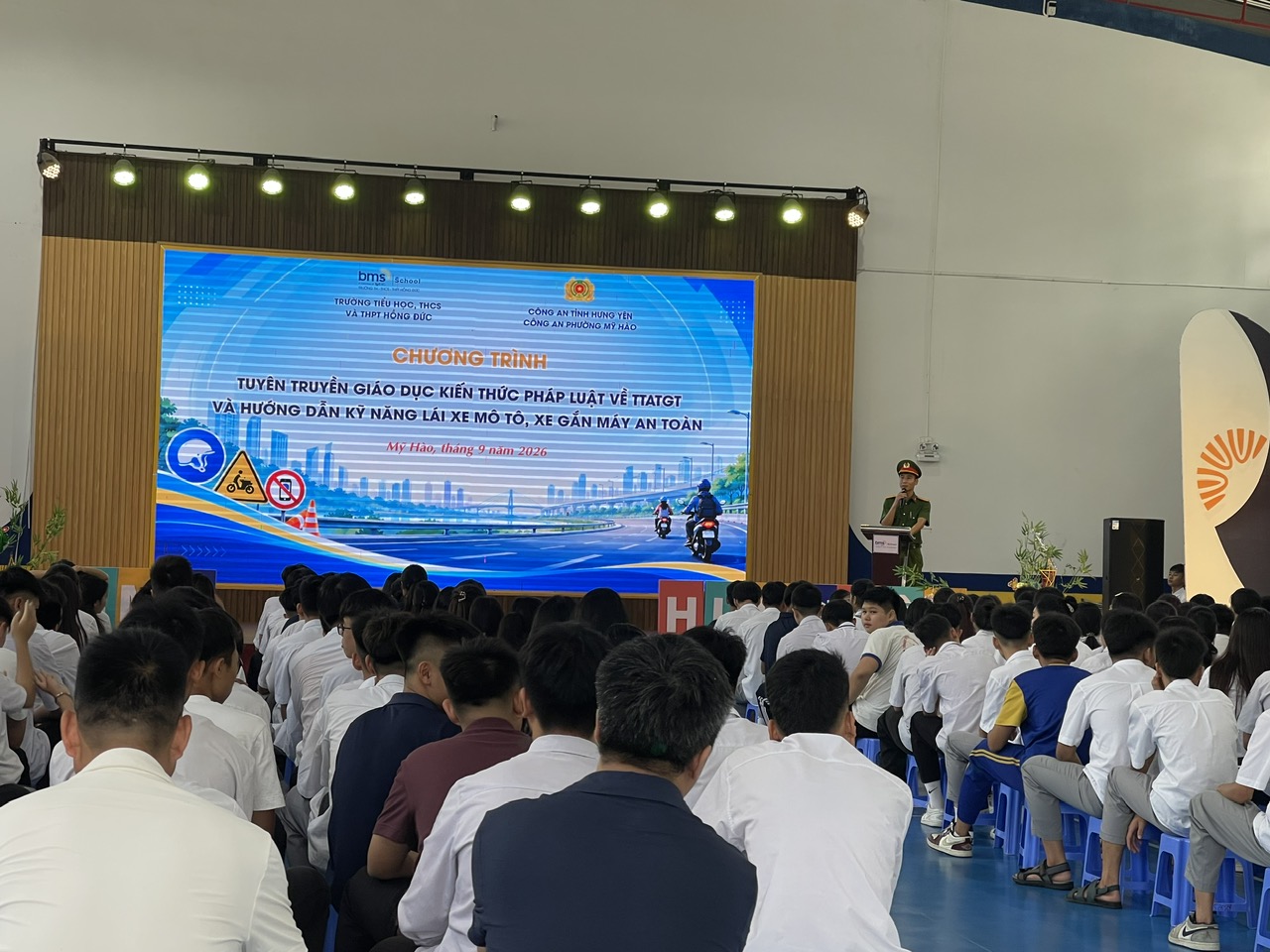 Công an phường Mỹ Hào tuyên truyền giáo dục kiến thức pháp luật về trật tự an toàn giao thông và hướng dẫn kỹ năng lái xe mô tô, xe gắn máy an toàn
