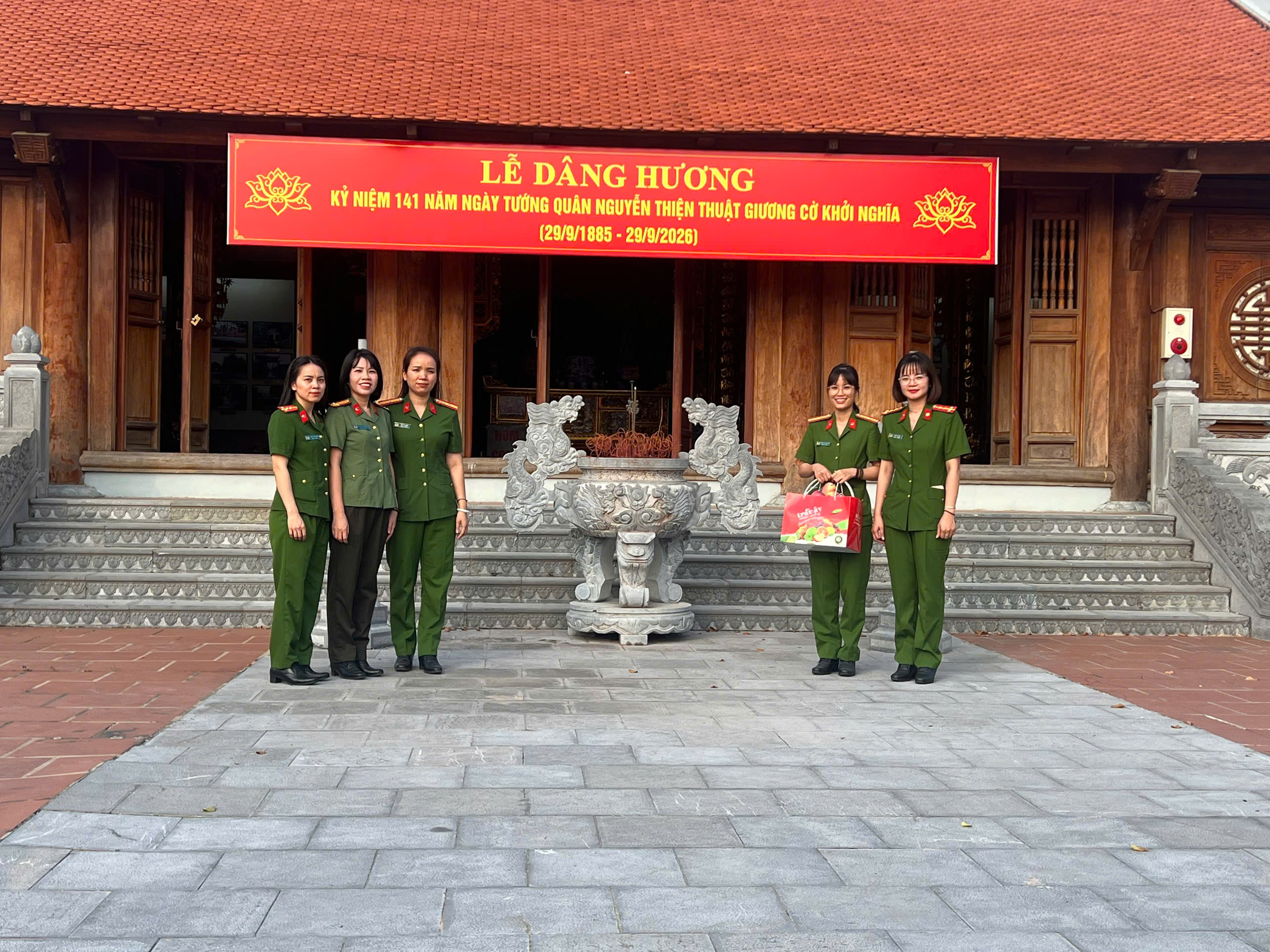 Chi hội phụ nữ công an phường Mỹ Hào tổ chức sinh hoạt chính trị nhân dịp kỷ niệm ngày phụ nữ việt nam 20/10